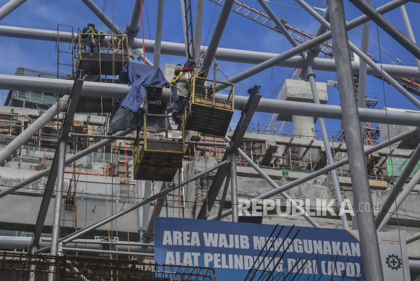 Pekerja menyelesaikan perakitan rangka atap saat pembangunan Jakarta International Stadium (JIS) di Papanggo, Tanjung Priok, Jakarta.