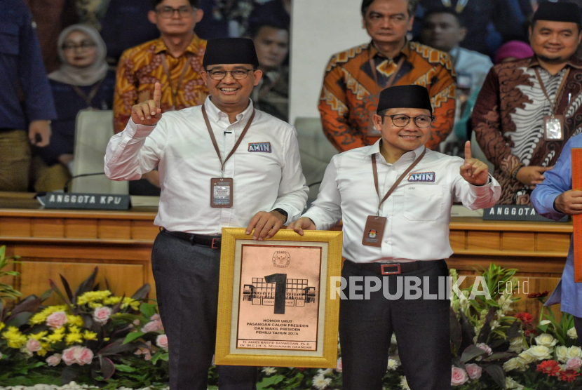 Pasangan Capres Anies Baswedan (kiri) dan Cawapres Muhaimin Iskandar memegang plakat nomer urut 1 usai pengundian di KPU, Jakarta, Selasa (14/11/2023) malam.