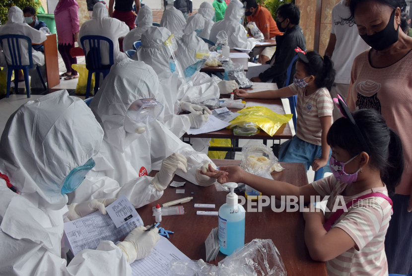 Petugas kesehatan mengambil sampel darah sejumlah warga dalam test cepat COVID-19 secara massal di Kelurahan Sesetan, Denpasar, Bali, Ahad (21/6/2020). Sebanyak 219 warga dites cepat COVID-19 menyusul adanya peningkatan kasus penularan secara transmisi lokal pada lima warga setempat
