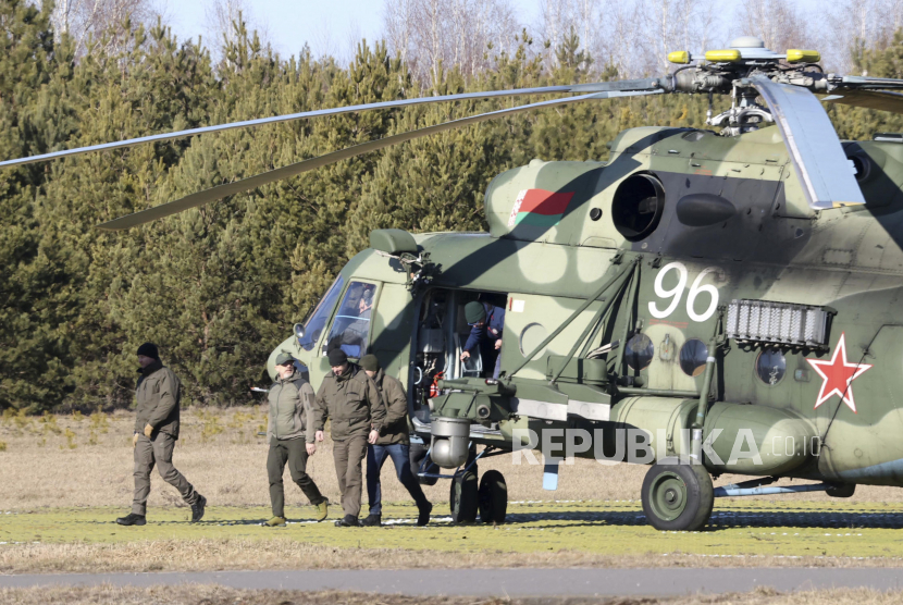  Delegasi Ukraina meninggalkan helikopter militer Belarusia saat mendarat di wilayah Gomel, Belarus, Senin, 28 Februari 2022. Delegasi Rusia dan Ukraina bertemu untuk pembicaraan pertama mereka Senin. Pertemuan tersebut berlangsung di wilayah Gomel di tepi Sungai Pripyat.