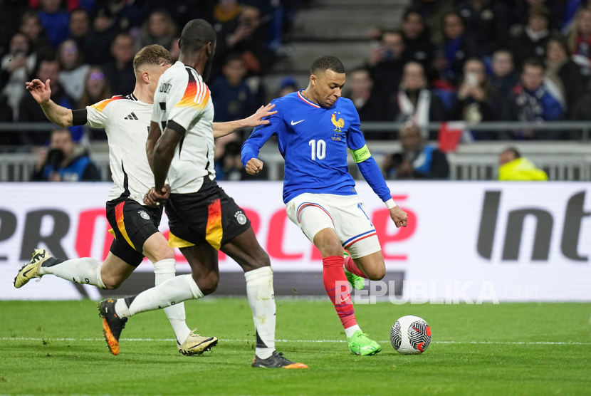 Pemain Prancis Kylian Mbappe melepaskan tendangan pada pertandingan sepak bola persahabatan internasional antara Prancis dan Jerman di stadion Groupama di Decines, Lyon, Ahad (24/3/2024) WIB. Pada pertandingan itu Prancis kalah dengan skor 2-0. Gol Prancis dicetak Florian Wirtz di menit pertama dan Kai Havertz di menit ke-49.