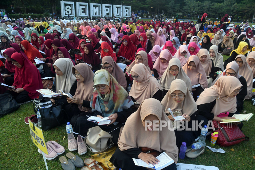 Sejumlah peserta membaca Alquran saat Bogor Ngaos (Ngaji) Alquran di Taman Sempur, Kota Bogor, Jawa Barat, Rabu (19/7/2023), dalam rangka menyambut Tahun Baru Islam 1 Muharam 1445 Hijriah. 