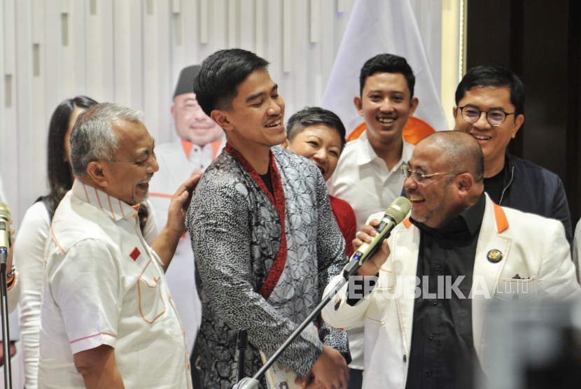 Presiden PKS Ahmad Syaikhu, Ketua Umum PSI Kaesang Pangarep, dan Sekjen PKS Aboe Bakar Al-Habsyi menggelar konferensi pers di kantor DPP PKS, Jakarta Selatan, Senin (8/7/2024). 