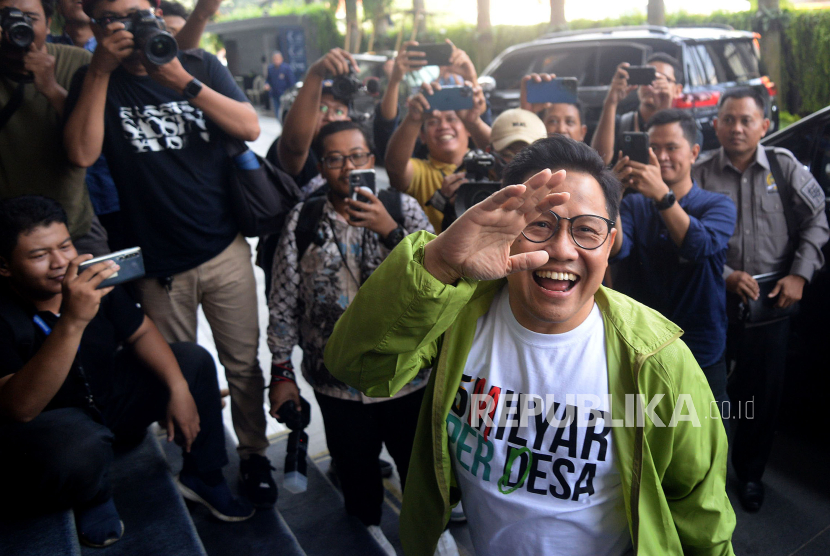 Bakal Calon Wakil Presiden sekaligus Ketua Umum PKB Muhaimin Iskandar menyapa wartawan saat tiba untuk melakukan pertemuan di Nasdem Tower, Jakarta, Rabu (6/9/2023). Pertemuan perdana antar parpol koalisi pasca deklarasi pasangan Capres/Cawapres Anies-Muhaimin tersebut membahas terkait rencana pemenangan pasangan Anies-Muhaimin pada Pilpres 2024. Dalam pertemuan tersebut turut juga diundang PKS namun hingga kedatangan Muhaimin Iskandar tidak ada satupun elite PKS yang nampak hadir. 