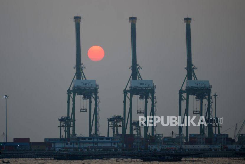 Pelabuhan Kalibaru saat senja terlihat dari tanggul pantai Kalibaru di Cilincing, Jakarta Utara.