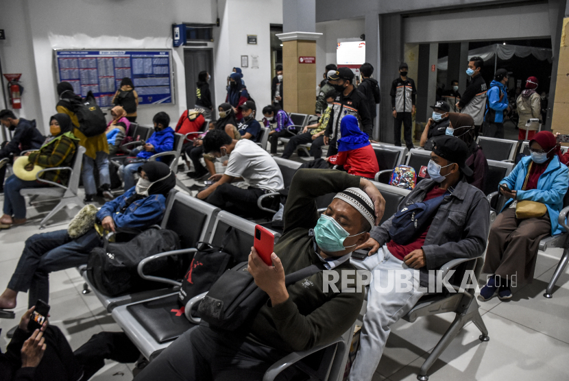 Ratusan pemudik mulai memadati Stasiun Kiaracondong Bandung, Selasa (4/5).