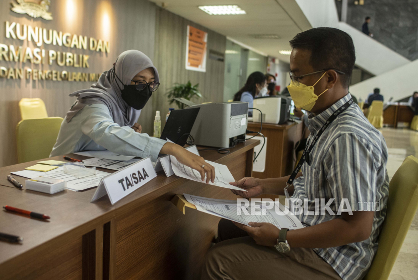 Petugas pajak KPP Pratama Jakarta Tanah Abang Tiga (kiri) membantu seorang wajib pajak mengisi laporan SPT tahunan pajak di Kompleks Parlemen, Senayan, Jakarta, Rabu (16/3/2022). Ikatan Konsultan Pajak Indonesia (IKPI) mengajak wajib pajak melihat secara jernih kasus yang sedang bergulir di Direktorat Jenderal (Ditjen) Pajak saat ini.