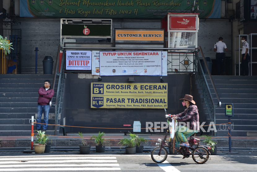 Spanduk bertuliskan ditutup sementara dipasang di depan Pasar Baru Trade Center, Kota Bandung, Ahad (4/7). Pemerintah resmi memberlakukan Pembatasan Kegiatan Masyarakat (PPKM) Darurat mulai tanggal 3 hingga 20 Juli 2021 mendatang, salah satunya dengan menutup sementara tempat perbelanjaan. PPKM Darurat ini sebagai upaya memutus mata rantai penyebaran Covid-19 yang terus meluas.
