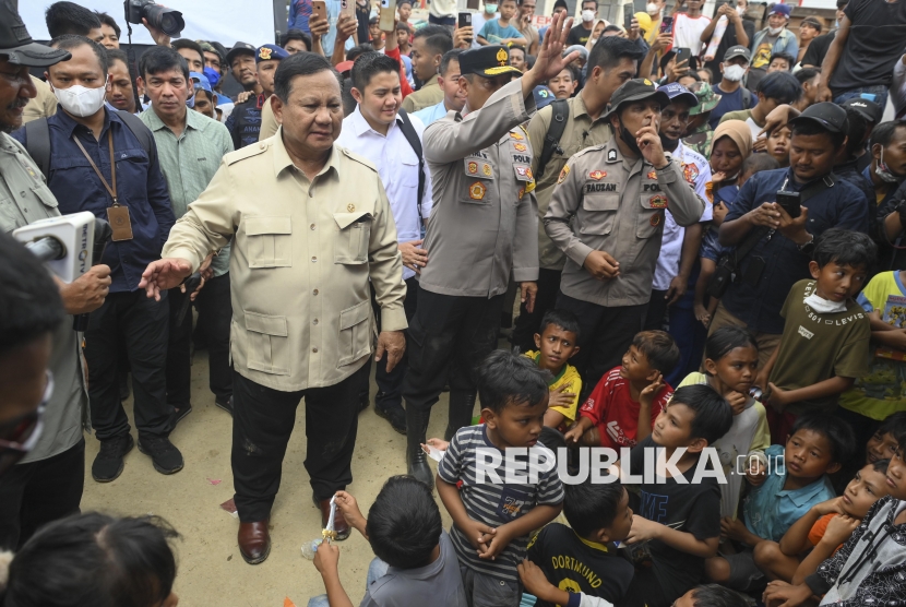 Presiden Prabowo Subianto menyapa anak-anak saat mengunjungi posko pengungsian di Kuala Simpang, Aceh Tamiang, Aceh, Jumat (12/12/2025). Dalam kunjungannya ke lokasi posko pengungsian korban banjir bandang itu Presiden Prabowo mengatakan pemerintah akan terus membantu hingga pemulihan. 