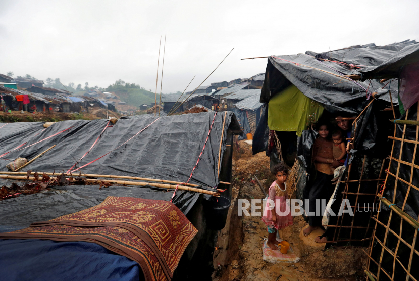 Pengungsi Rohingya terlihat di sebuah kamp di Bangladesh. Ribuan pengungsi Rohingya di Bangladesh menggelar demonstrasi pada Ahad (19/6/2022) menuntut pemulangan kembali ke Myanmar.