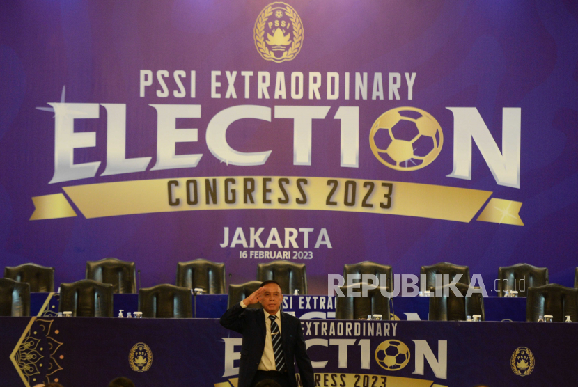 Ketua Umum PSSI Mochamad Iriawan memberikan salam hormat saat pembukaan Kongres Luar Biasa PSSI di Jakarta, Kamis (16/2/2023). Kongres Luar Biasa PSSI resmi dimulai yang diikuti oleh 87 voters terdiri dari 34 Asosiasi Provinsi (Asprov), 18 klub Liga 1, 16 tim Liga 2 dan16 tim Liga 3.