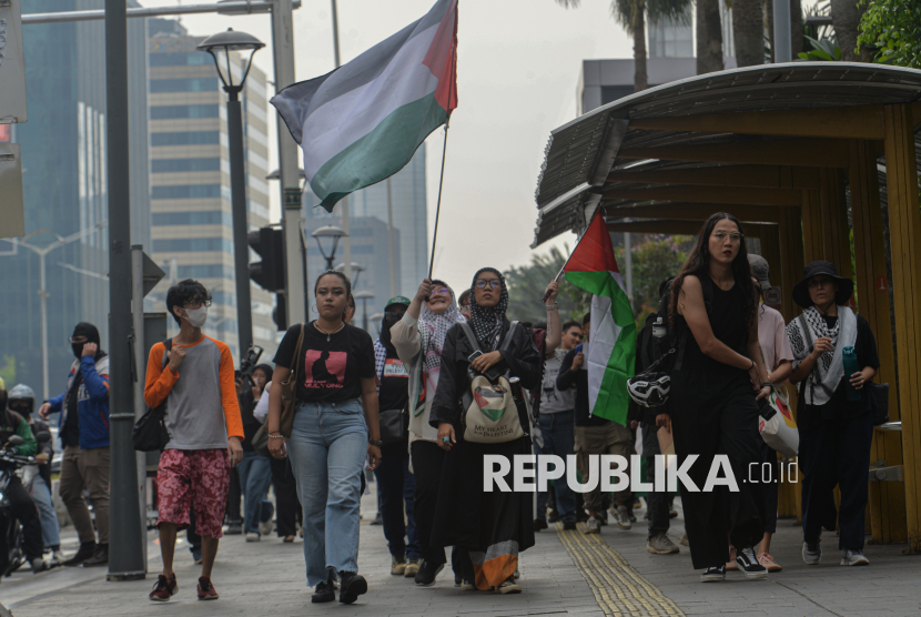 Massa aksi dari gabungan sejumlah elemen aktivis melakukan long march menuju titik aksi di Kedutaan Besar Jerman di Jakarta, Selasa (10/6/2025). Aksi tersebut sebagai bentuk solidaritas sekaligus mendorong perlindungan terhadap 12 aktivis gerakan Freedom Flotilla yang diculik oleh tentara Israel saat mengirimkan bantuan kemanusiaan untuk penduduk di Gaza menggunakan kapal kemanusiaan di jalur perairan internasional. Penculikan yang dilakukan oleh tentara Israel tersebut merupakan bentuk pelanggaran terhadap hukum internasional yang mengganggu kedaulatan sipil saat menjalankan misi kemanusiaan untuk warga Gaza, serta pelanggaran langsung atas tindakan sementara yang diperintahkan oleh Mahkamah Internasional (ICJ) yang menekankan perlunya pengiriman bantuan kemanusiaan tanpa hambatan untuk penduduk Gaza.