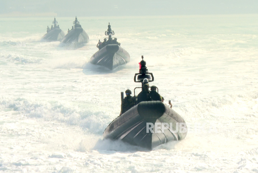 Kapal serbu ikut serta dalam latihan angkatan laut di Kaohsiung, Taiwan Selatan pada Rabu, 31 Januari 2024.