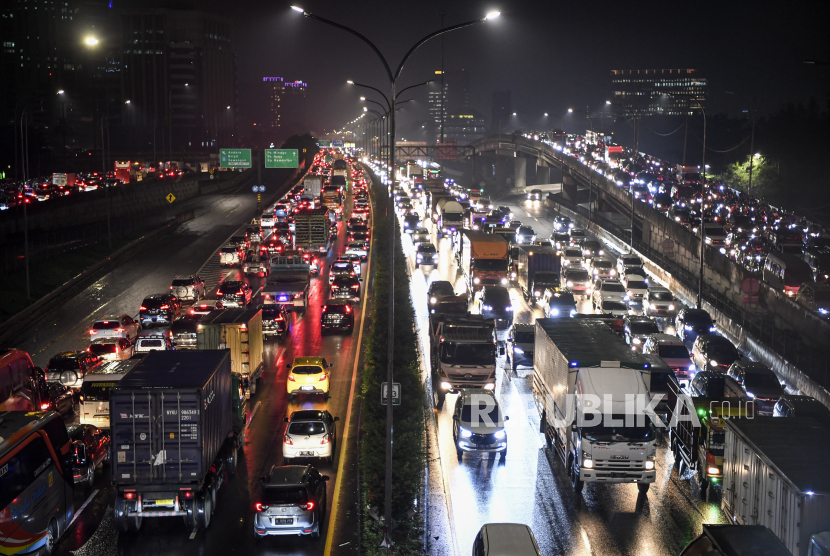 Pemerintah Provinsi DKI Jakarta dan Polda Metro Jaya sedang membahas pengurangan rambu putaran arus lalu lintas (U-Turn) sebagai salah satu solusi untuk mengatasi kemacetan di Ibu Kota.