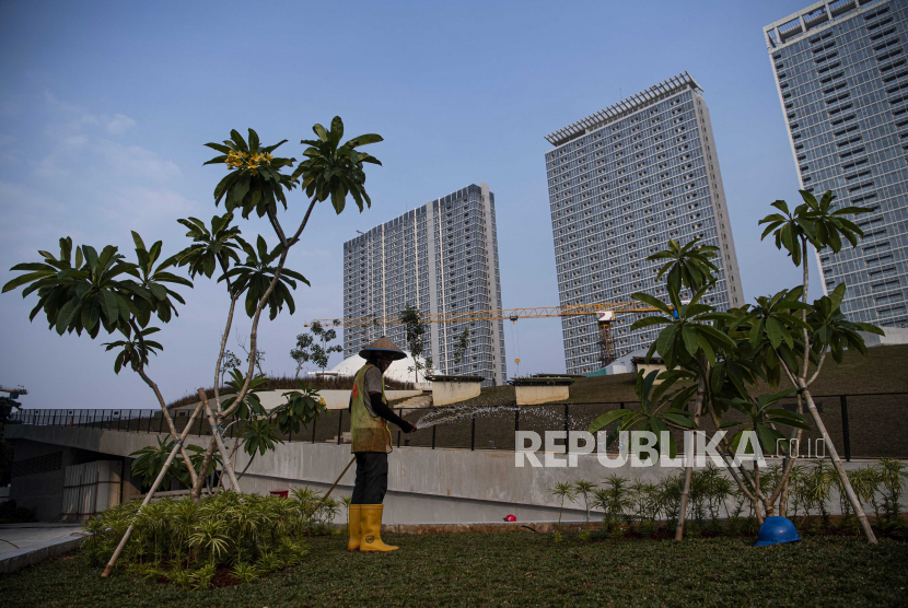 Pekerja menyirami taman saat berlangsung revitalisasi Taman Ismail Marzuki di Jakarta, Kamis (14/10/2021). PT Jakarta Propertindo (Perseroda) atau Jakpro menyatakan hingga saat ini progres revitalisasi tahap pertama telah mencapai 98,99 persen. 