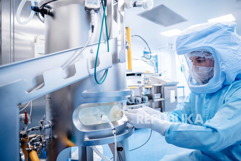 Foto selebaran yang disediakan oleh perusahaan farmasi Jerman, BioNTech, menunjukkan seorang karyawan sedang bekerja di fasilitas produksi mRNA di pabrik Biontech di Marburg, Jerman, 20 Januari 2021 (dikeluarkan 10 Februari 2021). 