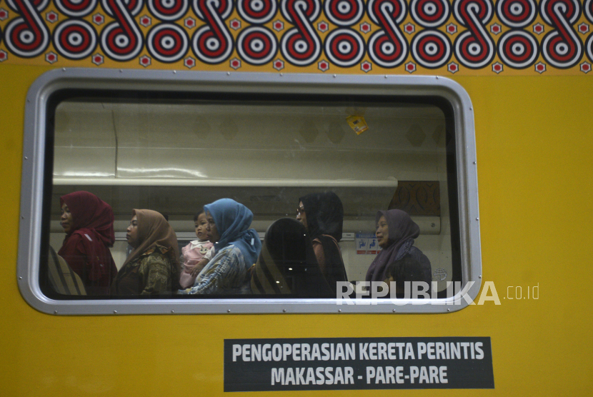Kereta Makassar-Parepars. Mulai 1 Juni 2023, tiket kereta Makassar-Parepare mulai berbayar.