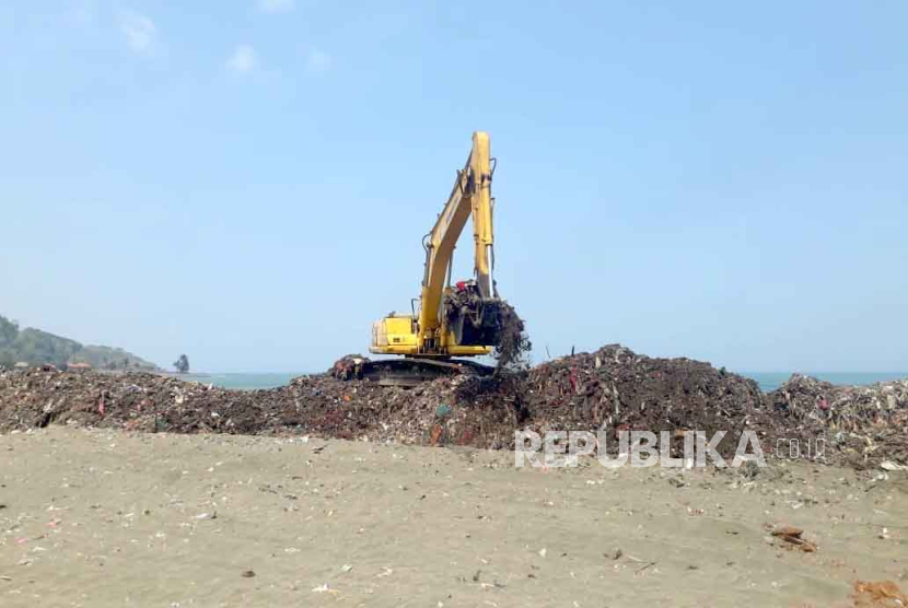 Alat berat digunakan untuk mempercepat pembersihan sampah di Pantai Cibutun, Kecamatan Simpenan, Kabupaten Sukabumi, Jawa Barat, Jumat (6/10/2023).