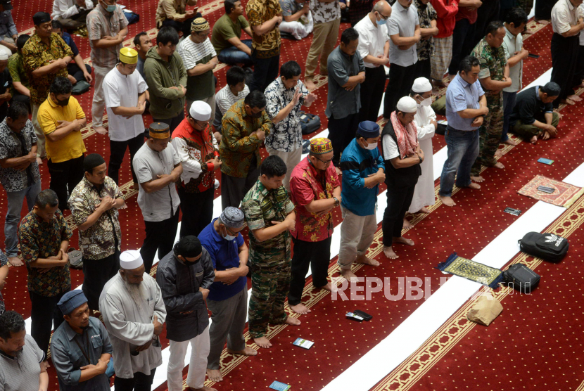 Sholat ghaib untuk rakyat Palestina di Masjid Istiqlal, Jakarta.