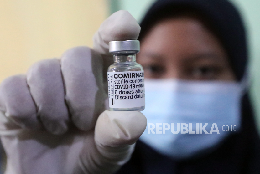 Seorang petugas kesehatan menunjukkan vial multidosis vaksin Pfizer COVID-19. ilustrasi