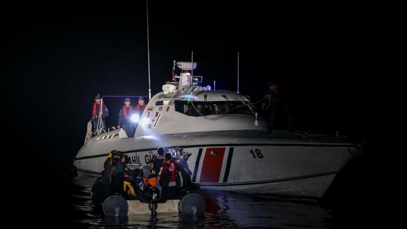 Para pencari suaka diselamatkan di lepas pantai Turki setelah ditolak oleh pasukan keamanan Yunani - Anadolu Agency