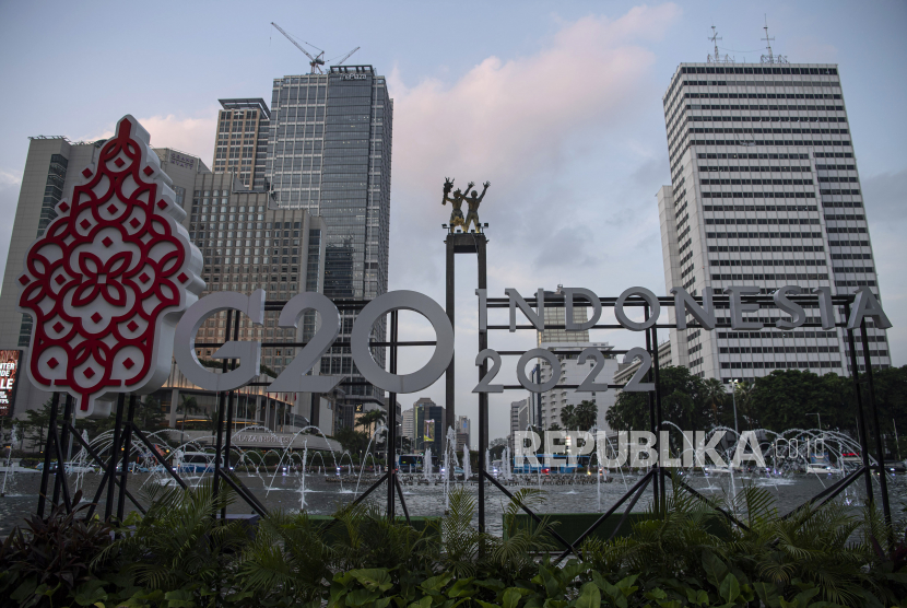 Logo Presidensi G20 Indonesia 2022 terpajang di Bundaran HI, Jakarta, Jumat (21/1/2022). AHM telah menyerahkan 20 unit Honda PCX Electric kepada Dinas Perhubungan Provinsi Bali sebagai kendaraan operasional petugas selama persiapan hingga penyelenggaraan KTT Presidensi G20.