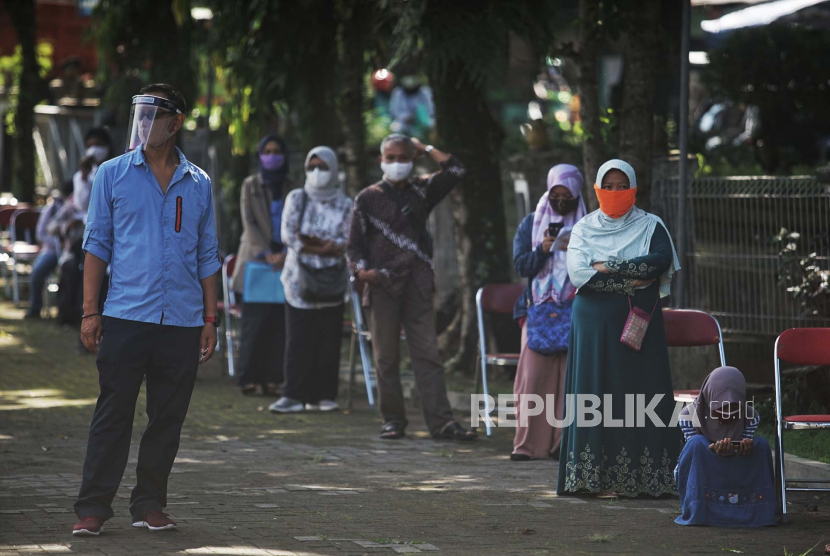 Sejumlah warga mengantre untuk melakukan Rapid Diagnostic Test (RDT) Corona masal di GOR Pangukan, Sleman, D.I Yogyakarta, Selasa (12/5/2020) terkait klaster Indogrosir.