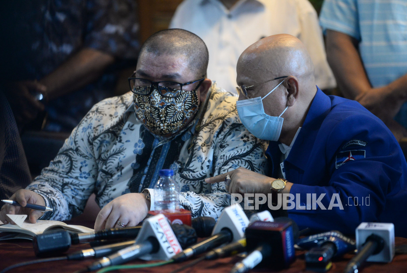 Salah satu penggagas Kongres Luar Biasa (KLB) Demokrat Deli Serdang Darmizal berbincang dengan Kepala Badan Komunikasi Publik DPP Demokrat Hasil KLB Razman Nasution sebelum memberikan keterang pers di Jakarta, Selasa (9/3). Razman hari ini mengumumkan mengundurkan diri dari Demokrat kubu Moeldoko. (ilustrasi)