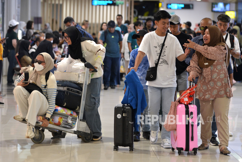 Penumpang pesawat tiba di Terminal Domestik Bandara Internasional I Gusti Ngurah Rai, Badung, Bali, Senin (25/12/2023). Pengelola Bandara Bali mencatat telah melayani sebanyak 401.673 orang penumpang atau rata-rata 66.945 penumpang per hari hingga hari keenam Posko angkutan Natal 2023 dan Tahun Baru 2024. 