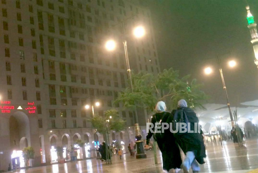Suasana malam hari di Kawasan Markaziyah, Kota Madinah, Senin (29/5/2023) dini hari. Pada dini hari, hujan dan petir melanda kota Madinah.  