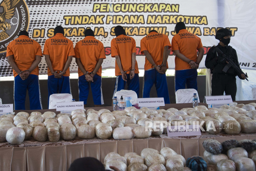 Enam tersangka dan barang bukti narkotika jenis sabu diperlihatkan saat gelar barang bukti di Sukaraja, Kabupaten Sukabumi, Jawa Barat, Kamis (4/6/2020). Tim Satgasus Merah Putih Polri berhasil menangkap enam pelaku sindikat internasional dan barang bukti narkotika jenis sabu seberat 402 kg