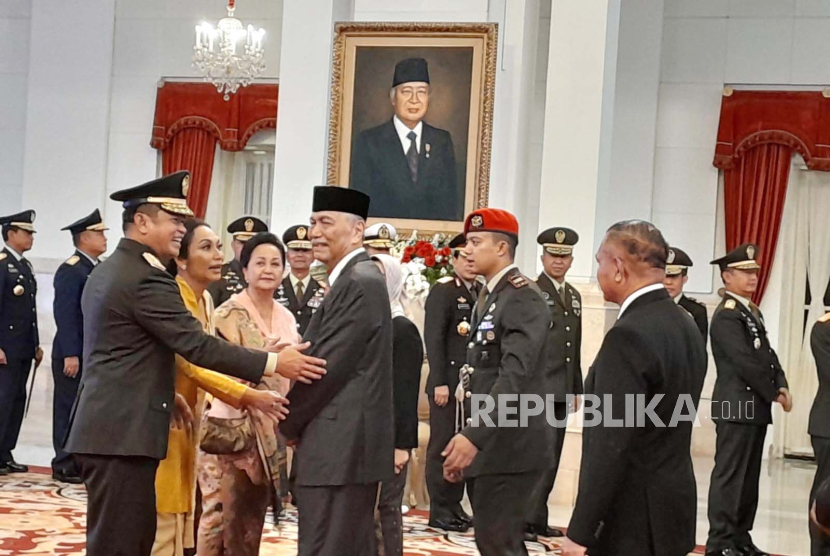 Menko Bidang Kemaritiman dan Investasi Luhut Binsar Pandjaitan saat menghadiri pelantikan Jenderal TNI Maruli Simanjuntak menjadi KSAD di Istana Negara, Jakarta, Rabu (29/11/2023).