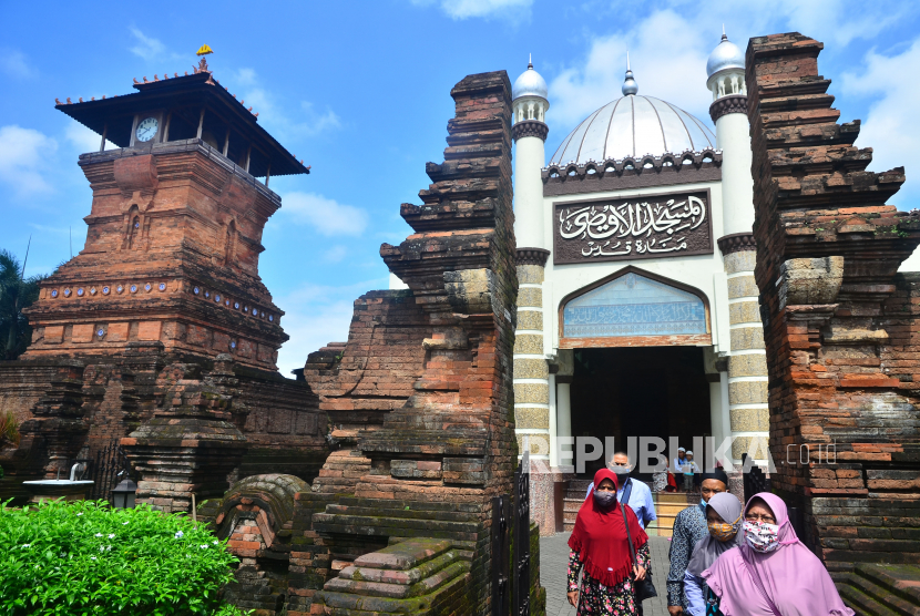 Wisatawan berjalan di kompleks Masjid Menara Kudus, di Desa Kauman, Kudus, Jawa Tengah. Sejumlah pengelola objek wisata di Kabupaten Kudus, Jawa Tengah, menyambut baik adanya kebijakan pelonggaran penggunaan masker. (ilustrasi)