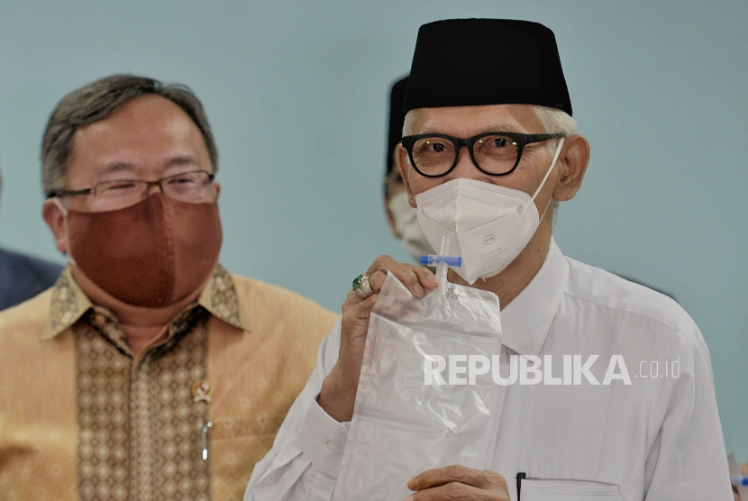 Penjelasan Ketum MUI Soal Hukum Ibadah dan Muamalah. Foto:   Ketua Umum Majelis Ulama Indonesia  KH Miftachul Akhyar (kanan) memeragakan penggunaan alat deteksi Covid-19 GeNose disaksikan Menteri Riset dan Teknologi/Badan Riset dan Inovasi Nasional (Menristek/BRIN) Bambang Brodjonegoro (kiri) di Jakarta, Kamis (18/3). Penyerahan alat GeNose tersebut diharapkan mampu mendeteksi Covid-19 di lingkungan MUI dan kedepannya dapat digunakan di masjid-masjid guna mengantisipasi potensi penyebaran Covid-19. Republika/Thoudy Badai