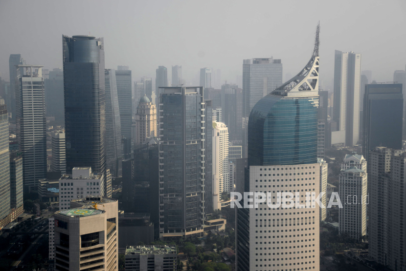 Suasana gedung bertingkat di Jakarta, Jumat (22/9/2023). Pertumbuhan ekonomi harus rata-rata 6-7 persen per tahun selama 20 tahun jika ingin Indonesia jadi negara maju.