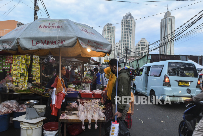 Pasar Kebayoran Lama, Jakarta, Kamis (21/5/2020). Tiga hari ke depan, Pasar Kebayoran Lama akan ditutup sementara untuk disterilisasi dan melengkapi protokol kesehatan pencegahan penularan Covid-19..