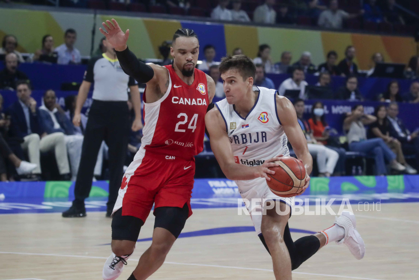 Shooting guard Serbia Bogdan Bogdanovic (kanan) dijaga pemain Kanada Dillon Brooks di semifinal FIBA World Cup 2023.