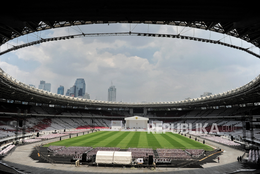 Suasana Stadion Utama Gelora Bung Karno  (SUGBK) menjelang misa akbar yang dipimpin Paus Fransiskus di Jakarta, Rabu (4/9/2024). Paus Fransiskus akan memimpin misa akbar pada Kamis (5/9) besok yang akan diikuti oleh sekitar 90 ribu umat katolik dari seluruh Indonesia. Nantinya Paus Fransiskus akan menyapa umat katolik mengelilingi SUGBK menggunakan kendaraan Popemobile. Paus Fransiskus  melakukan perjalanan keagamaan dan kenegaraan atau apostolik ke Indonesia selama 4 hari dari tanggal 3-6 September mendatang. Indonesia merupakan negara pertama yang akan dikunjungi Paus Fransiskus selama perjalanan apostoliknya selama 11 hari di kawasan Asia Pasifik.