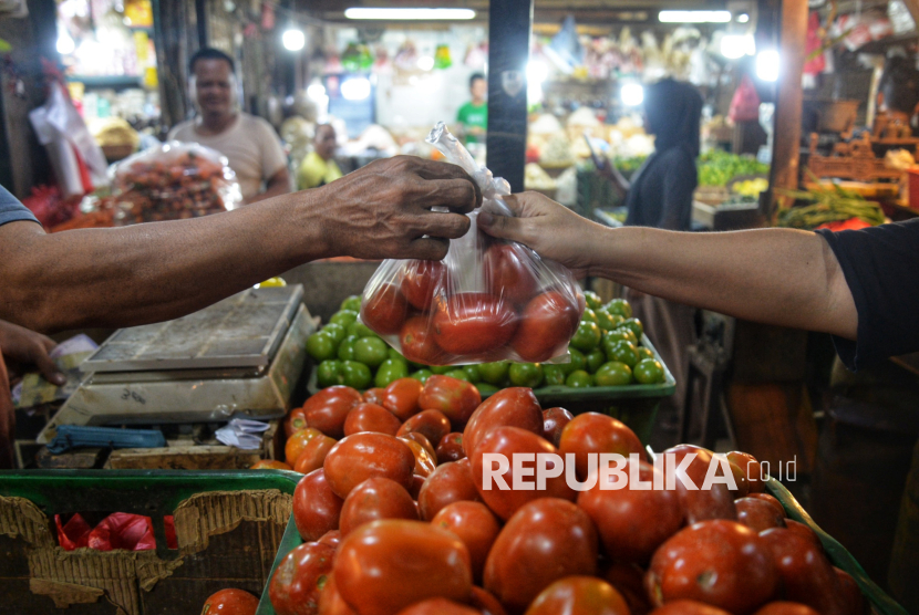 Pedagang melayani pembeli di Pasar Senen, Jakarta, Senin (2/12/2024). 