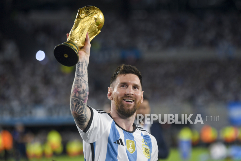 Bintang timnas Argentina, Lionel Messi, saat mengangkat trofi Piala Dunia 2022 Qatar.