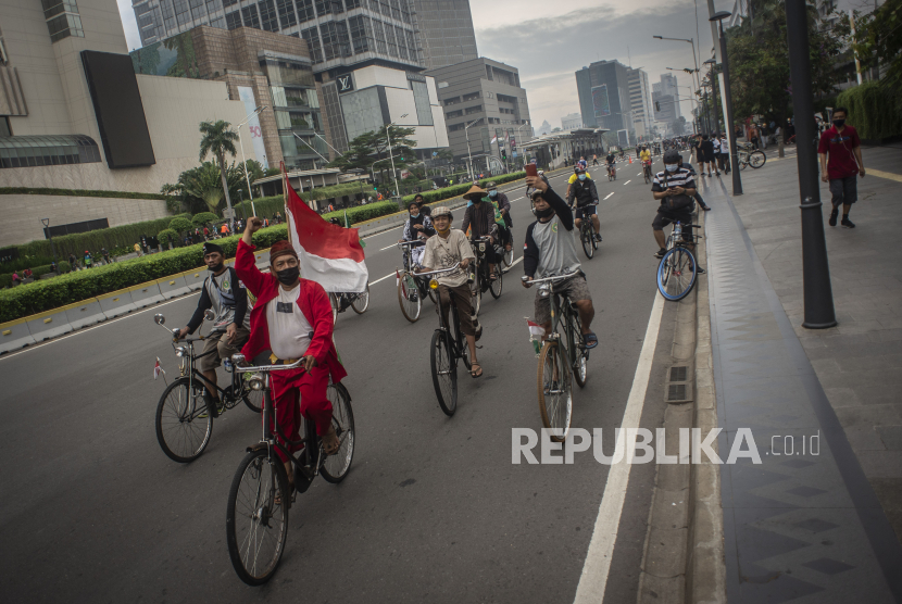 Warga melakukan olahraga bersepeda di kawasan Bundaran HI, Jakarta (ilustrasi)