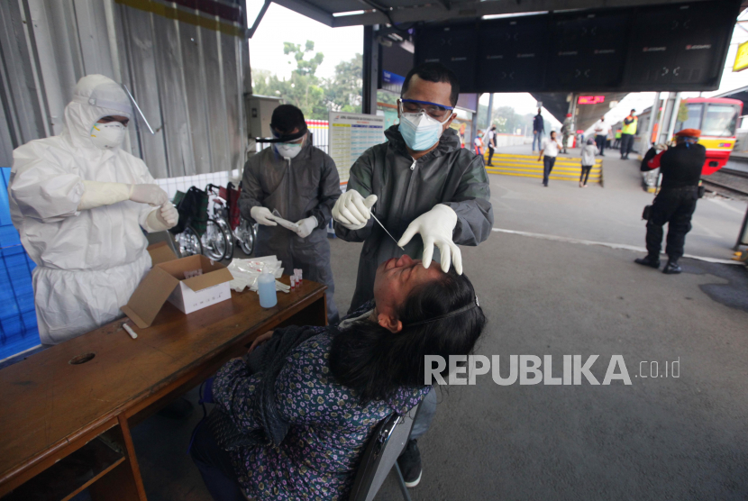 Swab Test Massal. Petugas medis melakukan swab test terhadap penumpang KRL Commuter Line di Stasiun Bekasi, Jawa Barat, Selasa (5/5/2020)