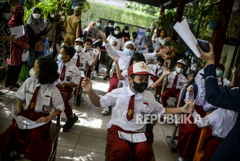 Orang tua berharap vaksin anak usia 6-11 tahun untuk siswa Sekolah Dasar (SD) bisa menjadi mengembalikan kegiatan belajar mengajar (KBM) tatap muka secara rutin. (Foto: Vaksinasi Covid-19 untuk anak usia 6-11 tahun di Jakarta)