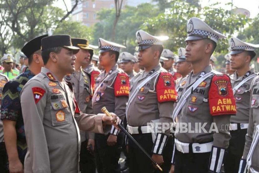 Kapolda Jawa Tengah, Irjen Pol Ahmad Luthfi memeriksa pasukan dalam Apel Kesiapan Pengamanan Kegiatan Asean Economic Ministers And Related Meetings (AEM), di halaman Kantor Gubernur Jawa Tengah, di Semarang, Selas (15/8/2023).