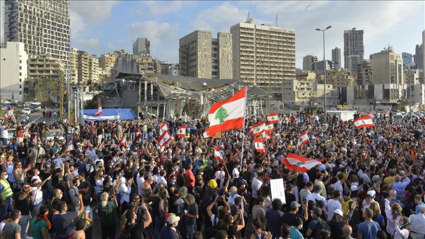 Pengunjuk rasa Lebanon menuntut diberhentikannya seluruh anggota DPR yang dipimpin oleh Nabih Berri, dan Presiden Michel Aoun - Anadolu Agency