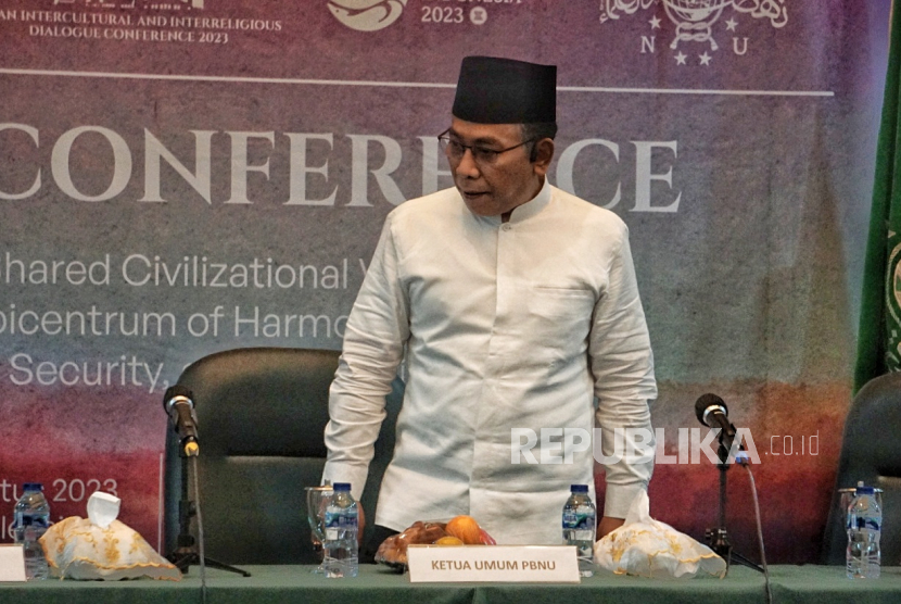 Ketua Umum Pengurus Besar Nahdlatul Ulama (PBNU) KH Yahya Cholil Staquf bersiapmemberikan keterangan terkait pelaksanaan ASEAN Intercultural and Interreligious Dialogue Conference (IIDC) 2023 di Jakarta, Rabu (2/8/2023). PBNU akan menggelar ASEAN IIDC 2023 pada 7 Agustus 2023 mendatang. Forum dialog antaragama dan antarbudaya ini akan dihadiri oleh ratusan pemimpin agama dan penghayat kepercayaan, baik dari dalam maupun luar negeri. Diperkirakan akan ada 150 orang undangan, meliputi pembicara dan partisipan yang akan hadir di forum
