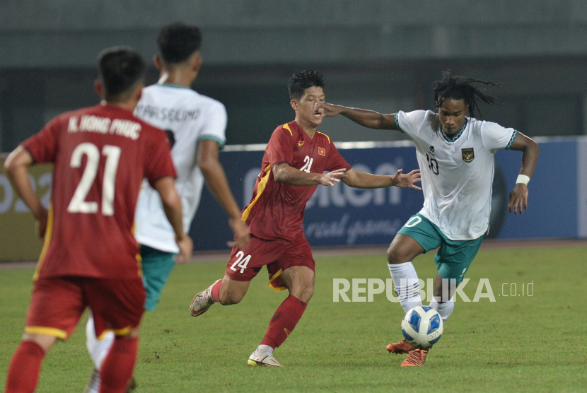 Penyerang Timnas Indonesia U19 Ronaldo Kwateh menggiring bola melewati hadangan pemain Vietnam saat pertandingan Piala AFF U19 di Stadion Patriot Candrabhaga, Bekasi, Jawa Barat, Sabtu (2/7/2022). Pertandingan berakhir imbang tanpa gol.
