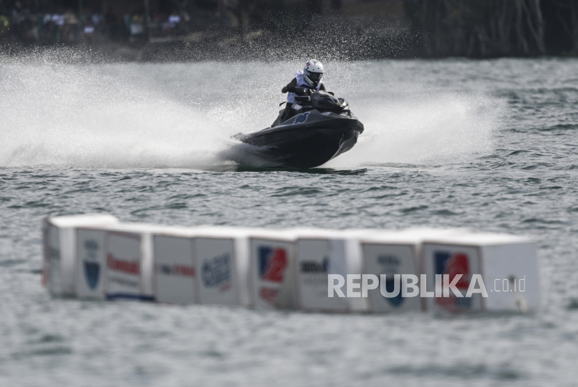 Pembalap jetski Fikri Rajab memacu kecepatan saat mengikuti kategori endurance heat sesi 1 dalam ajang Menpora Cup Aquabike Indonesia Championship di Danau Toba, Balige, Sumatera Utara, Sabtu (2/3/2024). Pembalap jetski Fikri Rajab menempati juara pertama dengan meraih 400 poin diikuti pembalap Muhammad Gibran Kartiko dengan 380 poin dan Maiko Wimylie dengan 368 poin. 