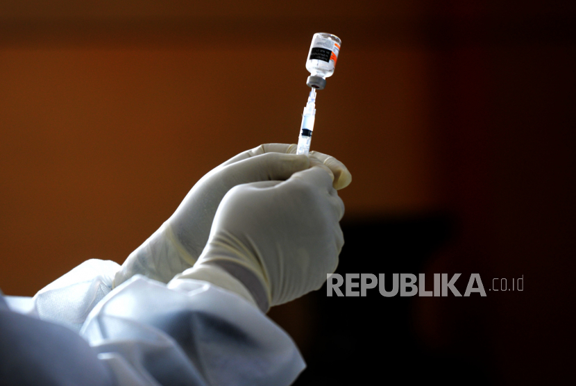 Tenaga kesehatan mengambil vaksin covid untuk vaksinasi jamaah calon haji 