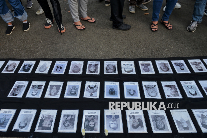 Foto dari korban pelanggaran HAM dipajang saat Aksi Kamisan ke-815 di depan Istana Negara, Jakarta, Kamis (16/5/2024).